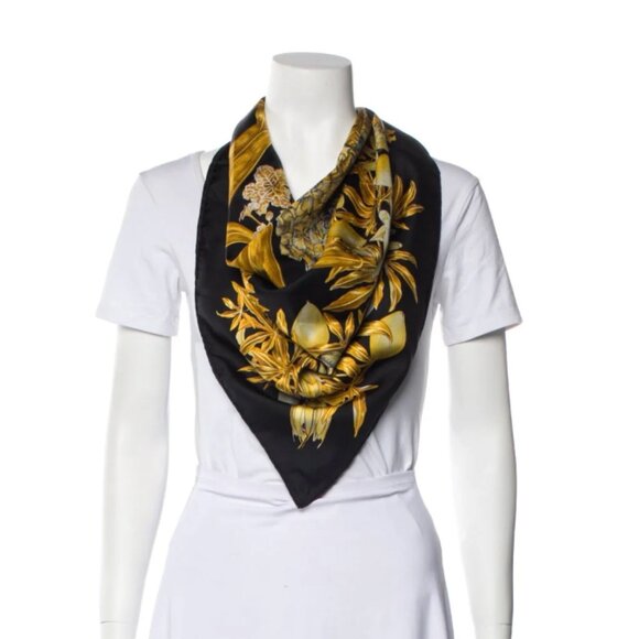 [SOLD] Authentic Hermès Black Passiflores Silk Scarf - Picture 7 of 14